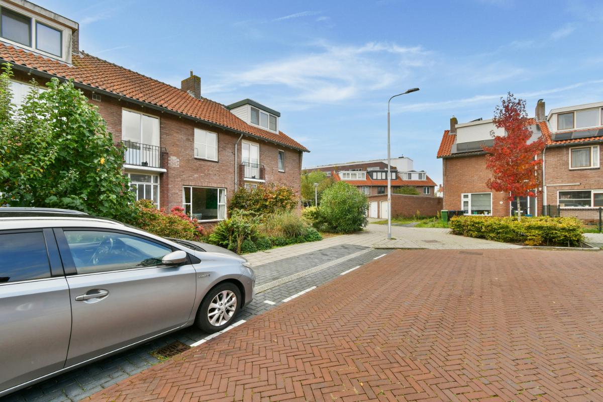 Tussenwoning te koop: Govert Flincklaan 11, Amstelveen