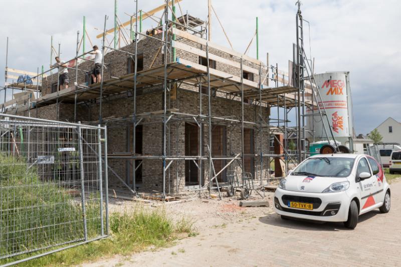 Nieuwbouwwoning met auto