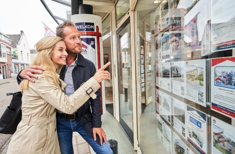 Het huizenaanbod van Veldhoven in de etalage bij makelaar Eric van Woerkum